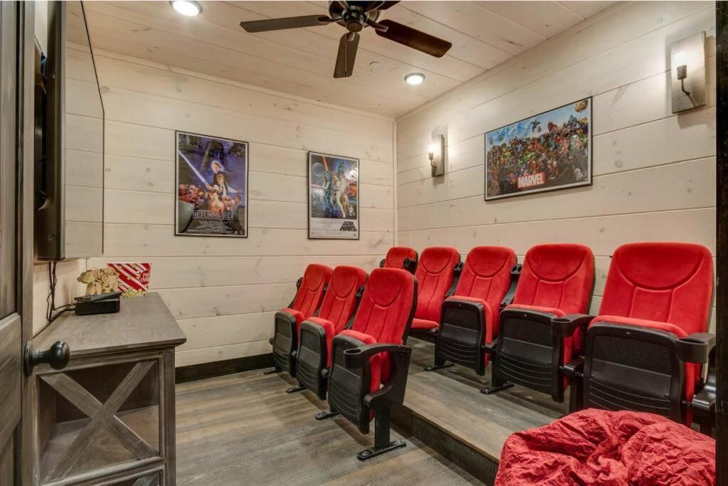 Blue Moon Ridge: Brand New Cabin! 5 Bedrooms, Pool/Hot Tub, Theatre Pigeon Forge Exteriör bild